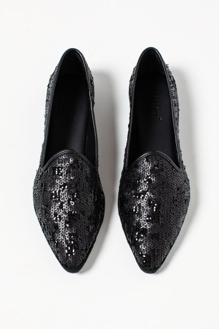 scarpe friulane in pelle e paillettes di colore nero su sfondo bianco