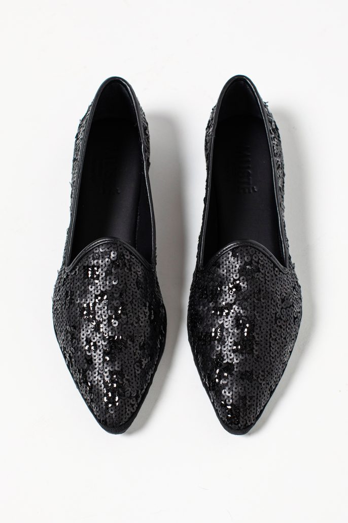 scarpe friulane in pelle e paillettes di colore nero su sfondo bianco